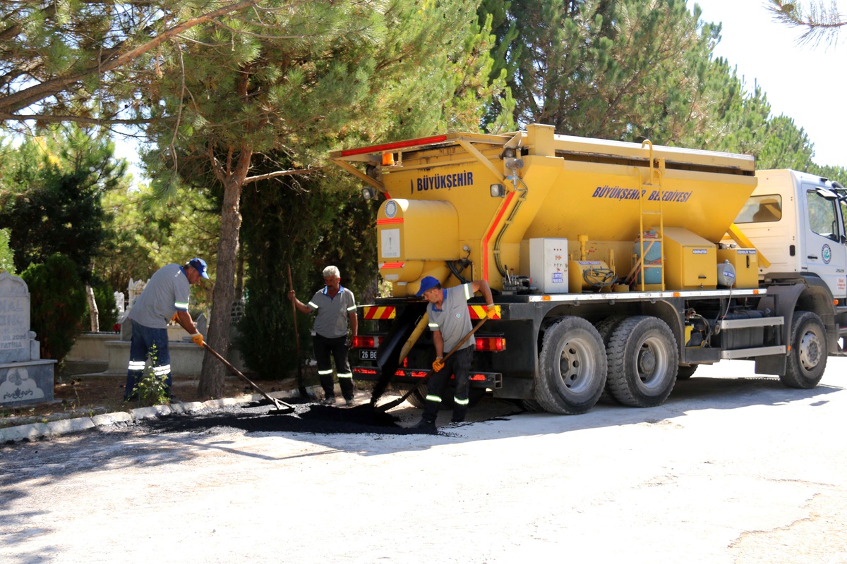 Çifteler mezarlığında bakım çalışması gerçekleştirildi