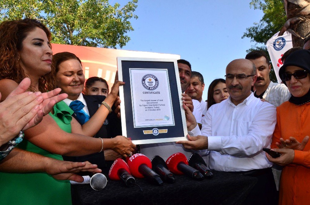 Dünya \'şişte et pişirme\' rekoru 233 metrelik et şişle Adana\'nın oldu