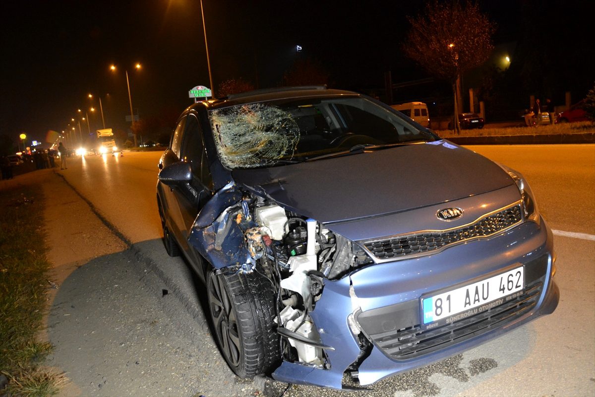 Düzce\'de otomobilin çarptığı anne ile kızı öldü