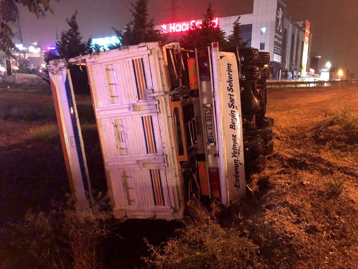 Esenyurt\'ta bir kamyonet kontrolden çıkarak tarlaya uçtu; 1 yaralı