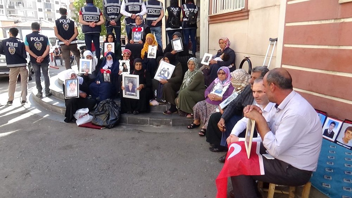 Evlat nöbeti tutan ailelerin HDP önündeki oturma eylemi 33\'ncü gününde