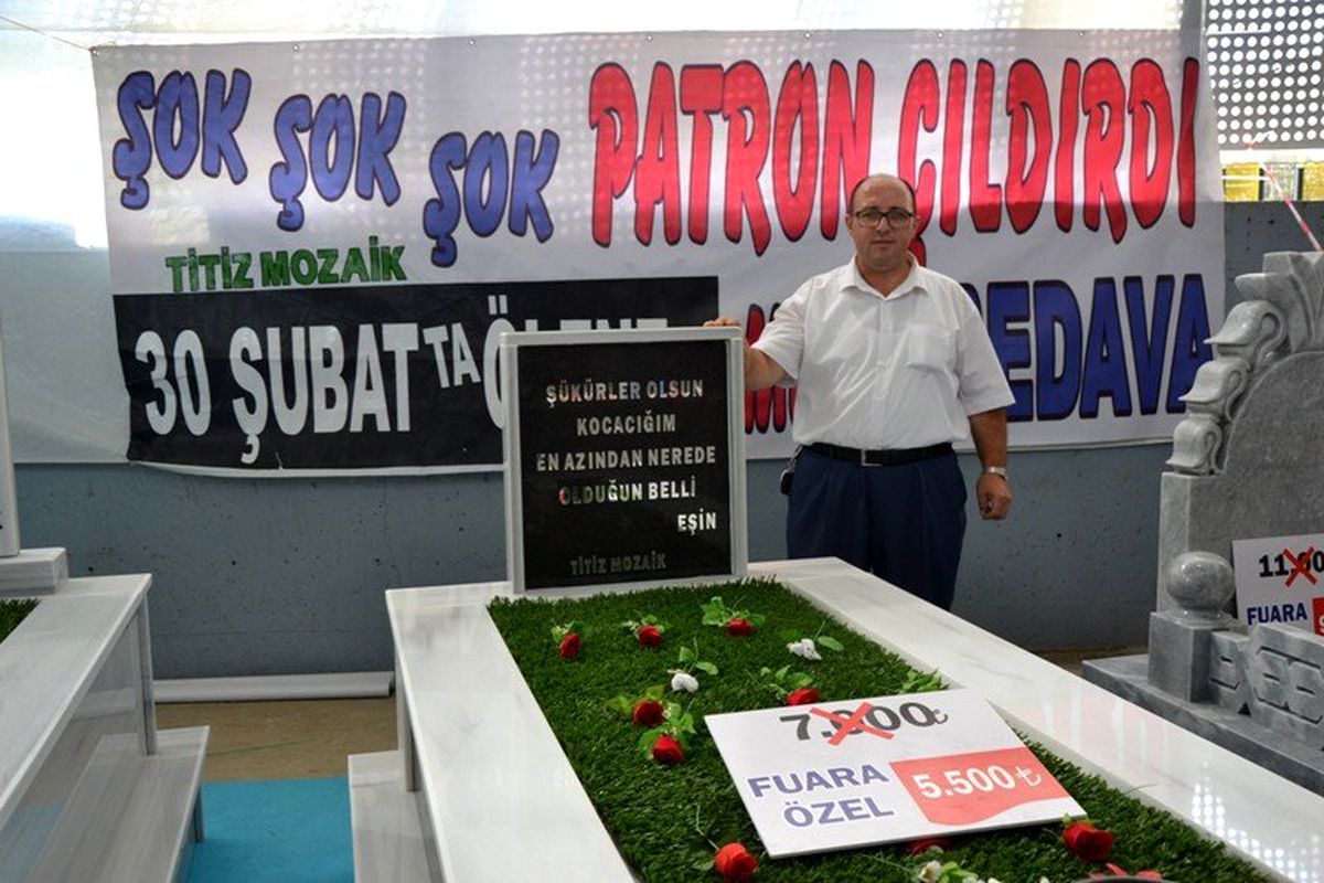 Fuarda indirimli mezar satışı yapıyor