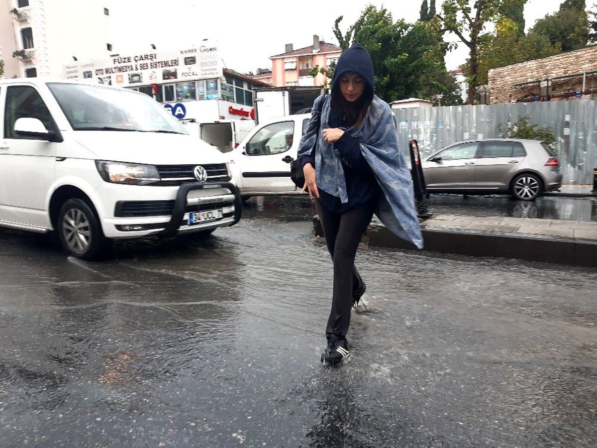 Gece boyunca etkili olan sağanak yağmur sabah da devam etti