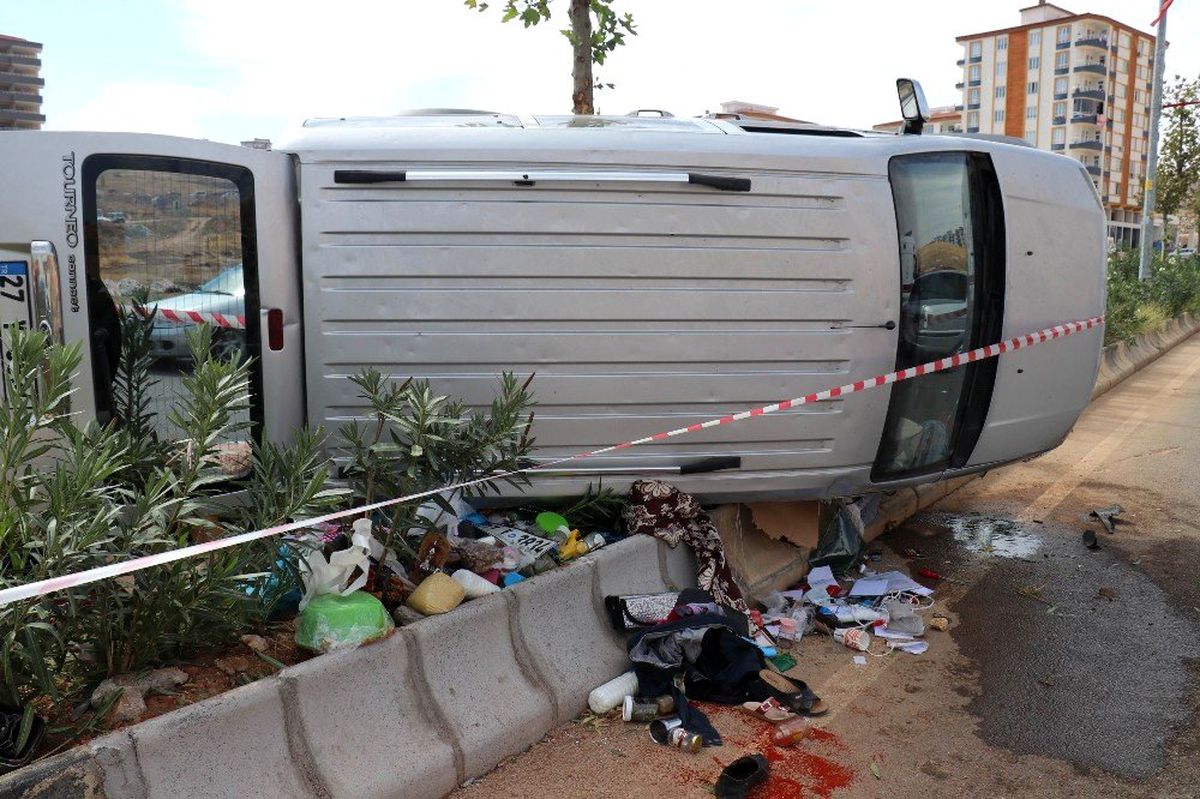 Hafif ticari araç devrildi: 10 yaralı