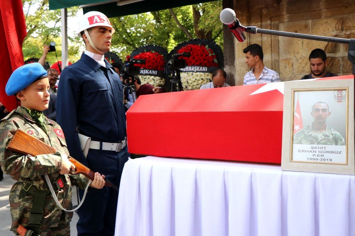 Hatay şehidini son yolculuğuna uğurlandı