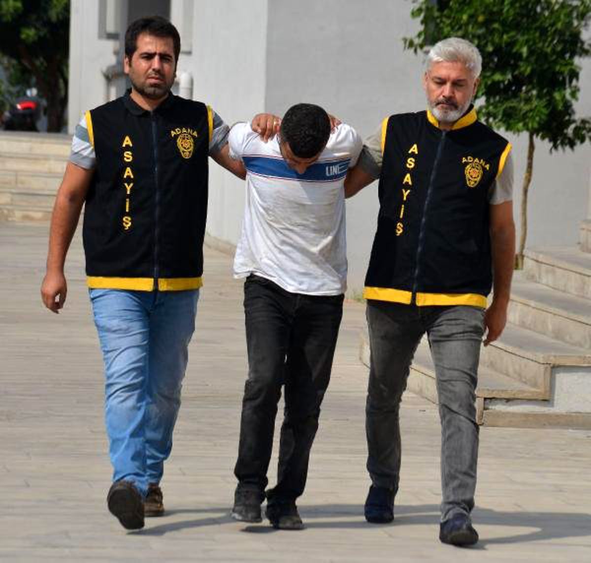 Hırsızlık şüphelisi, polis aracının önüne düştü