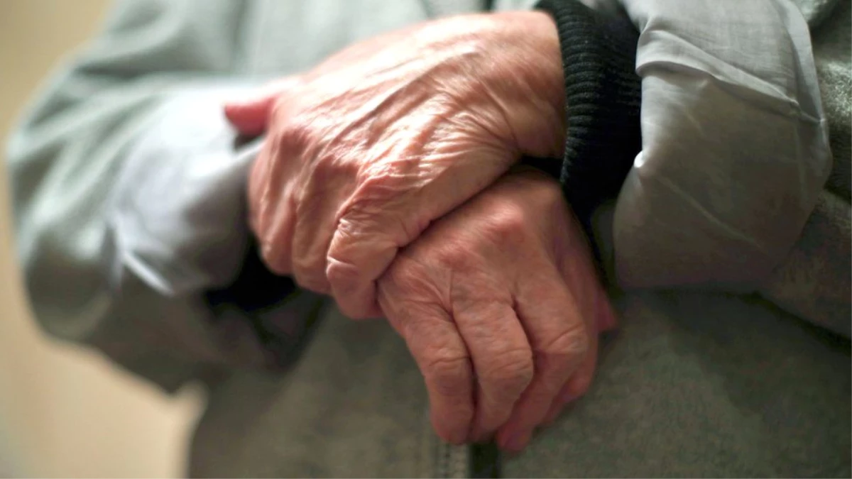 Hollanda\'da 75 yaşındaki bir kadın kendisine yardım eden komşusu tarafından 80 bin euro dolandırıldı