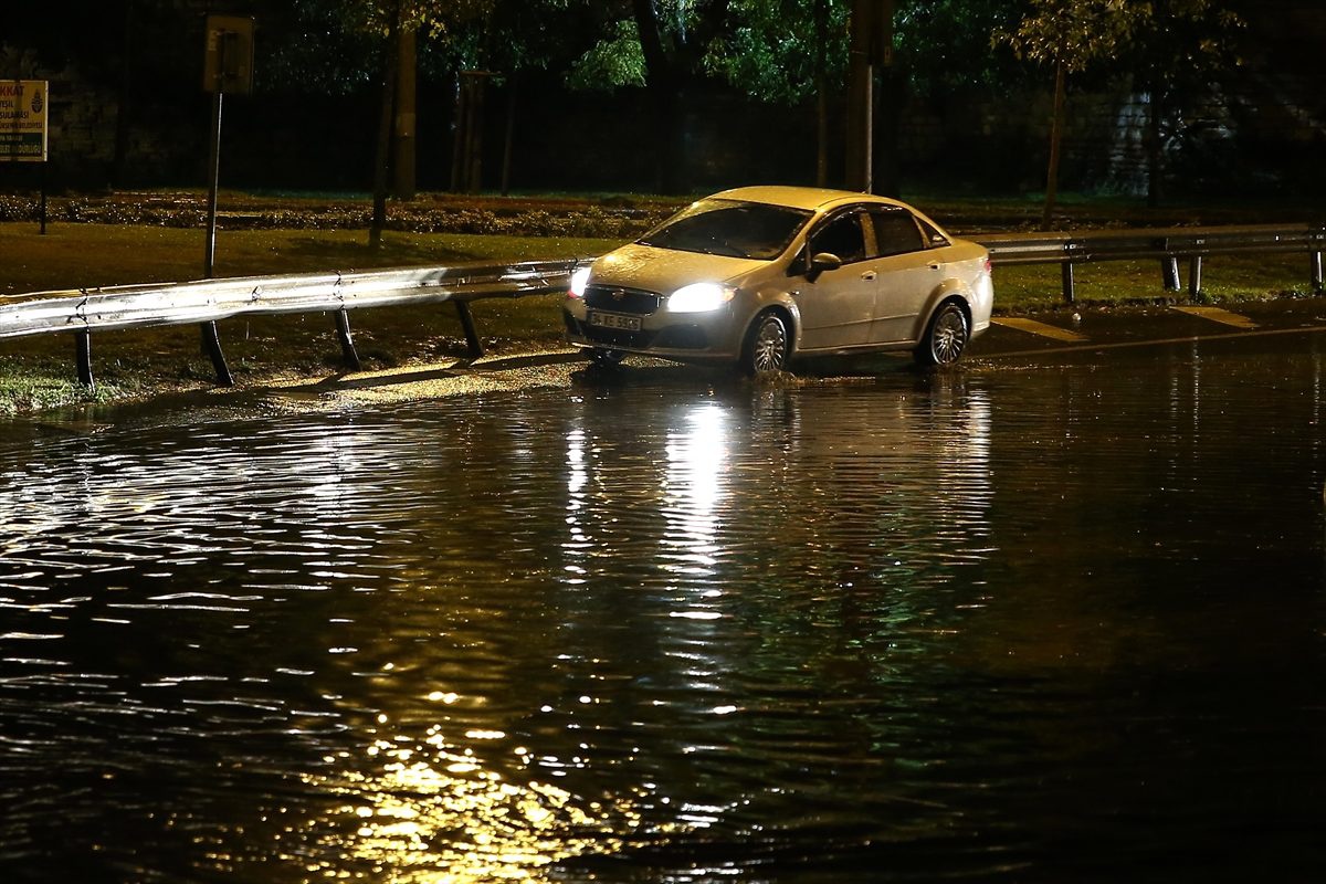İstanbul\'da kuvvetli fırtına ve sağanak