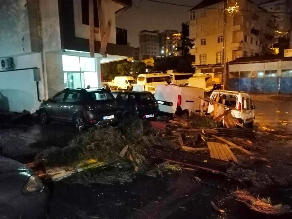 İstanbul\'da sağanak ve şiddetli yağış etkili oldu: Çatılar uçtu