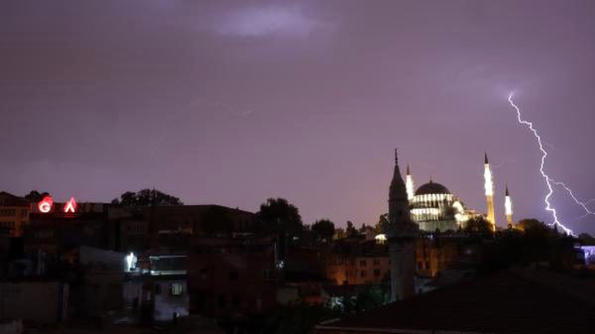 İstanbul\'da sağanak yağış etkili oluyor - 1