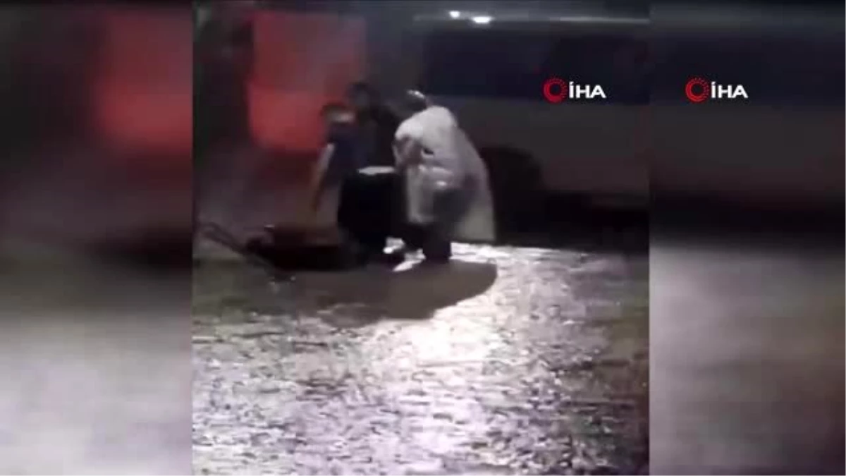 İzmir\'de sağanak yağış hayatı felç etti