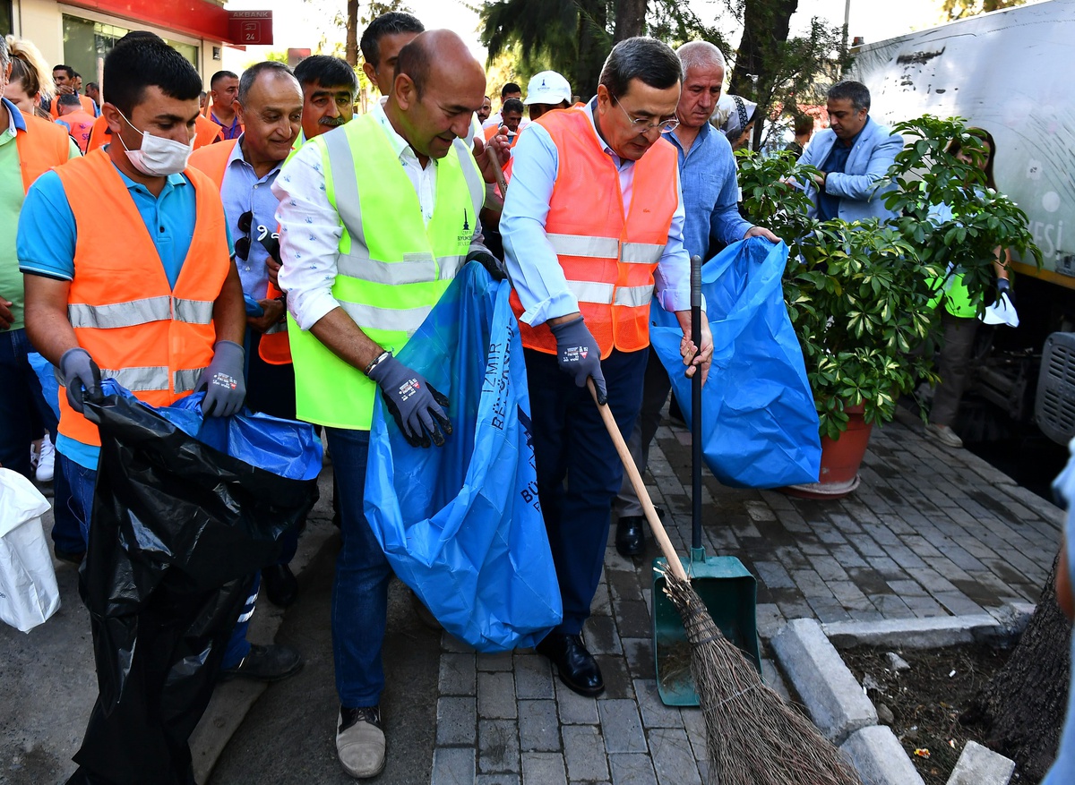 İzmir\'de temizlik seferberliği sürüyor