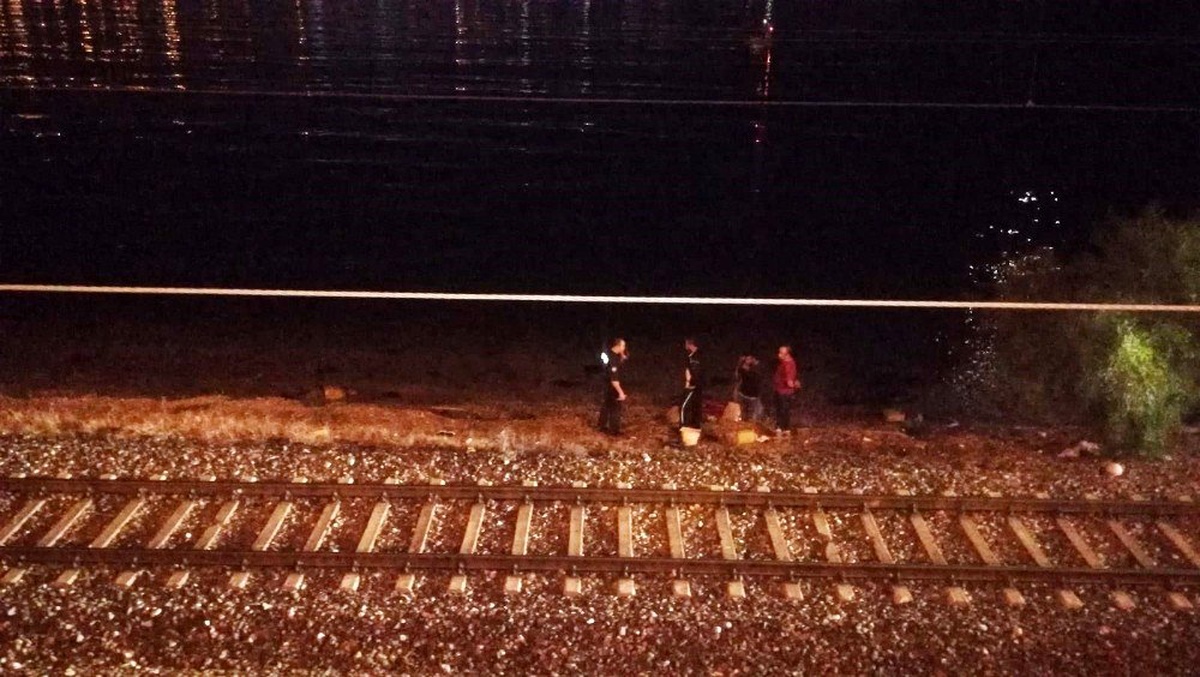 İzmir\'de trenin çarptığı vatandaş hayatını kaybetti
