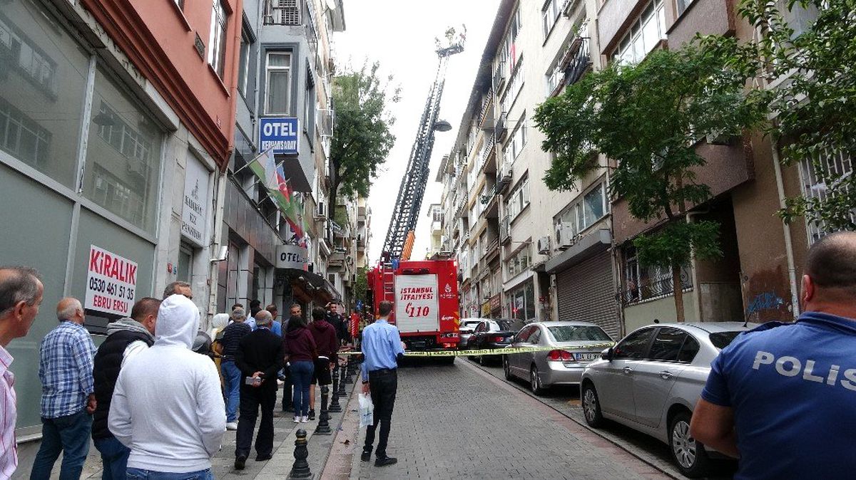 Kadıköy\'de 5 katlı bina alev alev yandı
