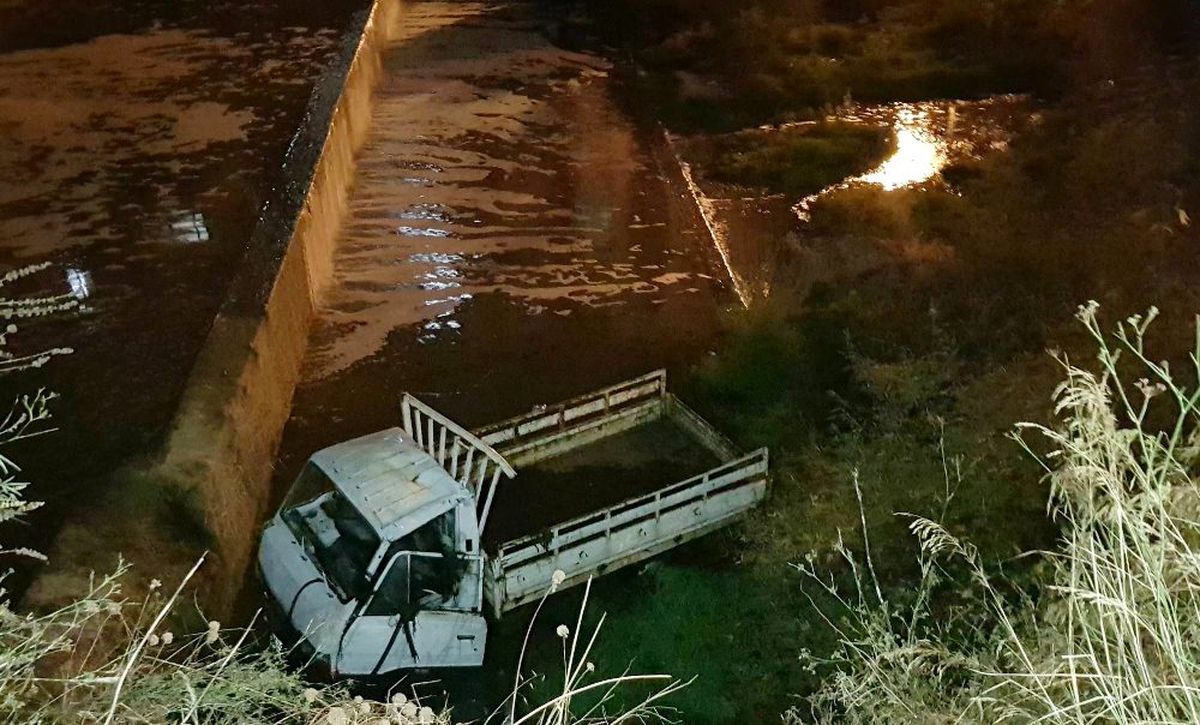 Kamyonet çaya uçtu, sürücü bulunamadı