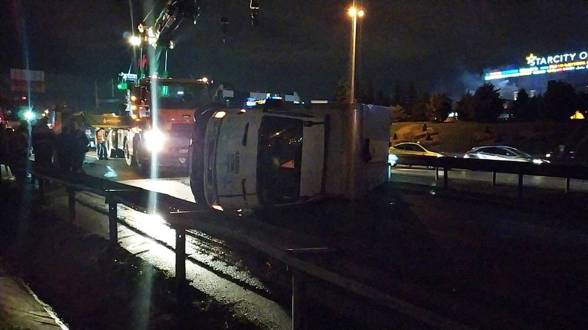 Kamyonet kazada yan yattı, 3 kişi yara almadan kurtuldu