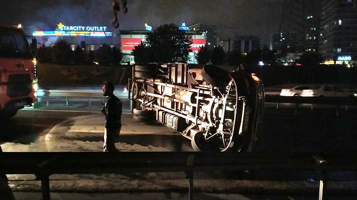 Kamyonet kazada yan yattı, 3 kişi yara almadan kurtuldu