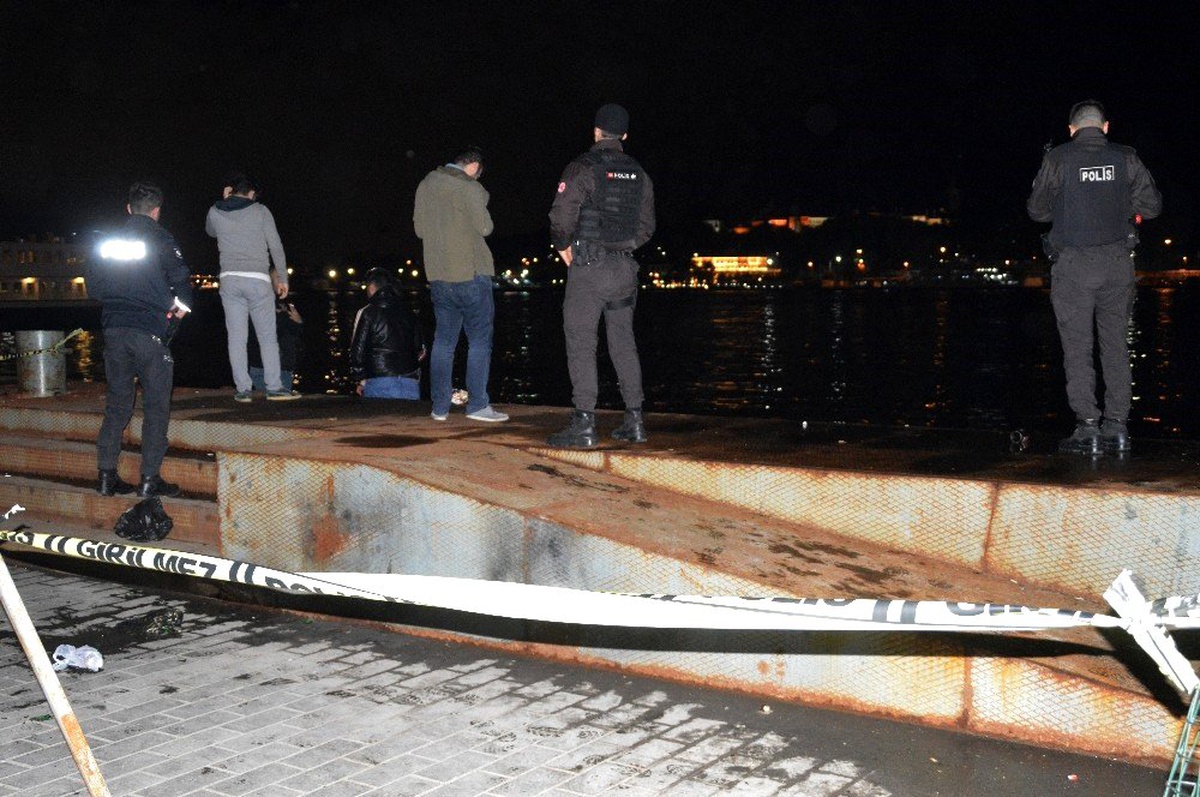 Karaköy\'de bir kişi tartıştığı kişinin boğazını kesti