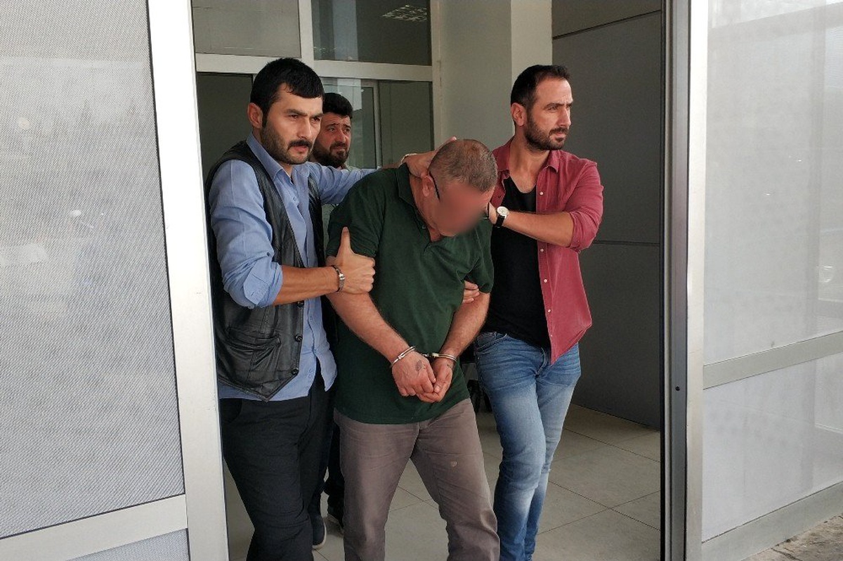 Kavgayı ayırmak isterken iki kişiyi bıçakladı