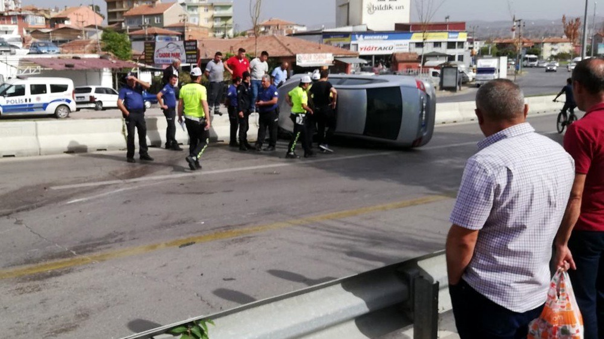 Kaza yapan otomobilin sürücüsü yaralandı