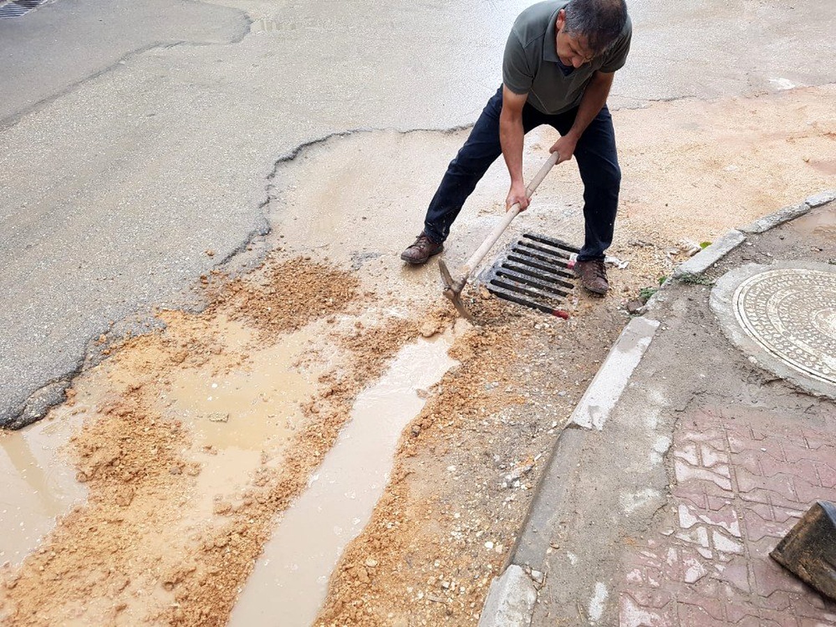Kazı çalışmalarından sonra üstün körü kapatılan yol vatandaşı çileden çıkardı