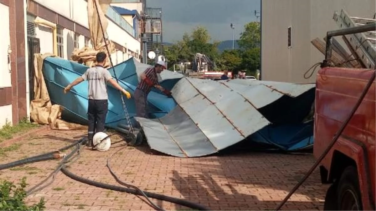 Kocaeli\'de ağaçlar otomobillerin üzerine devrildi, çatılar uçtu