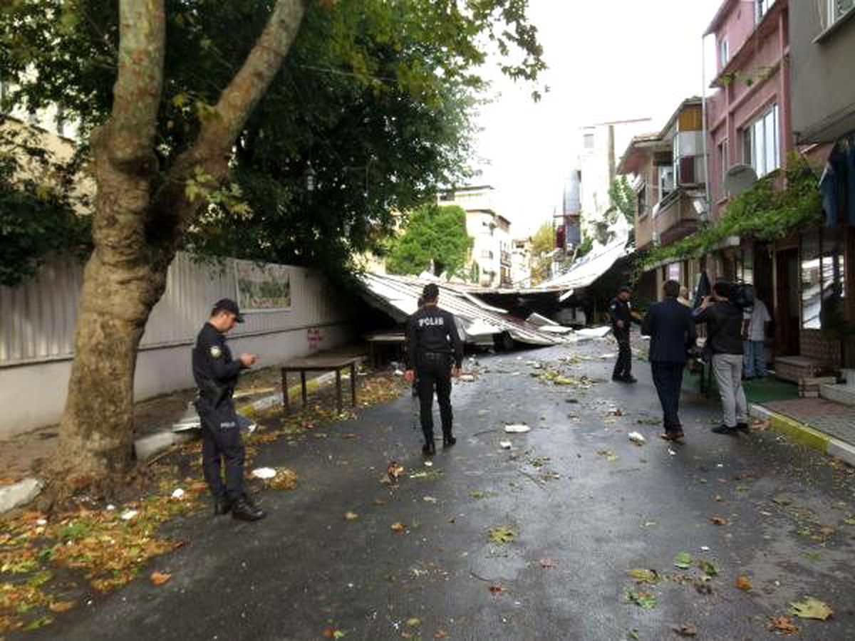 Maltepe\'de okulun çatısı uçtu:  6 araç hasar gördü (1)
