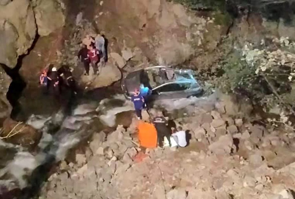 Otomobil dereye yuvarlandı: 1 ölü, 2 yaralı