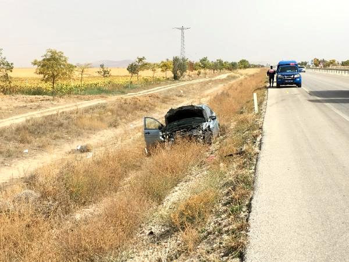 Otomobil, traktöre çarptı: 1 ölü, 3 yaralı