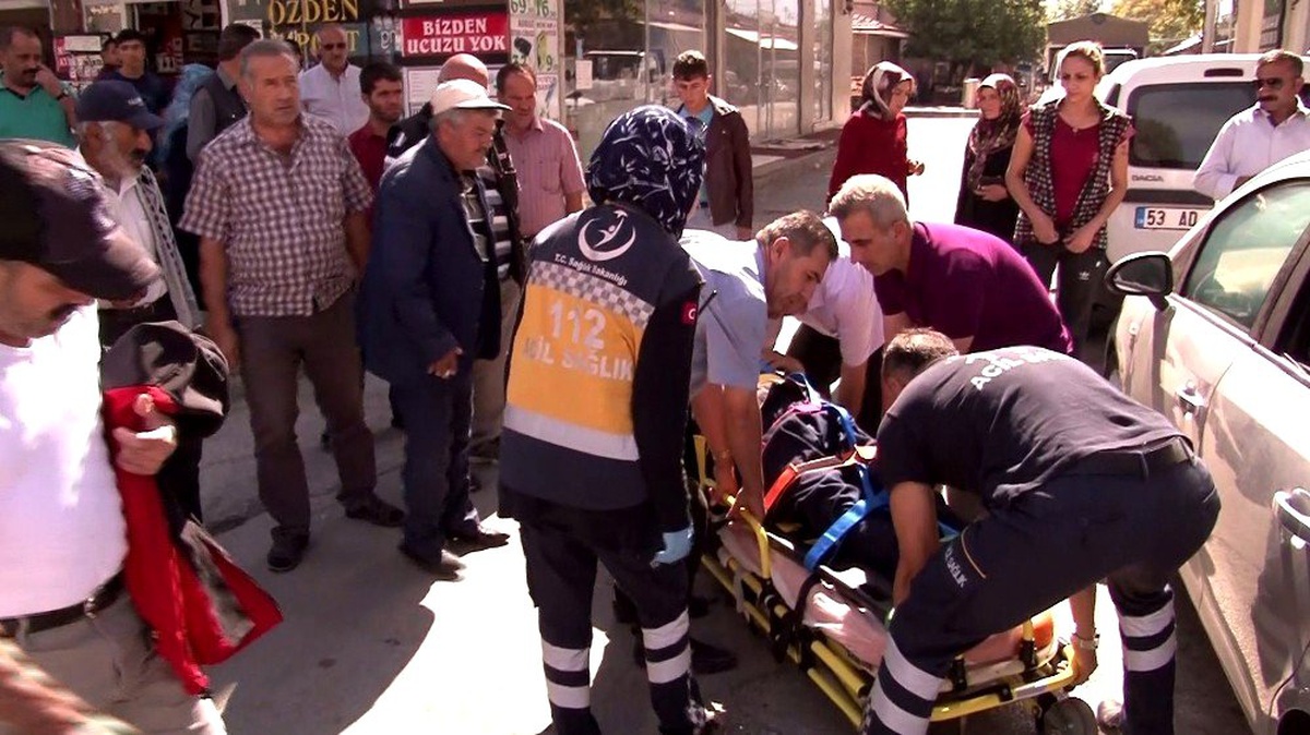 Otomobilin çarptığı yaralıya ilk müdahaleyi yoldan geçen doktor yaptı
