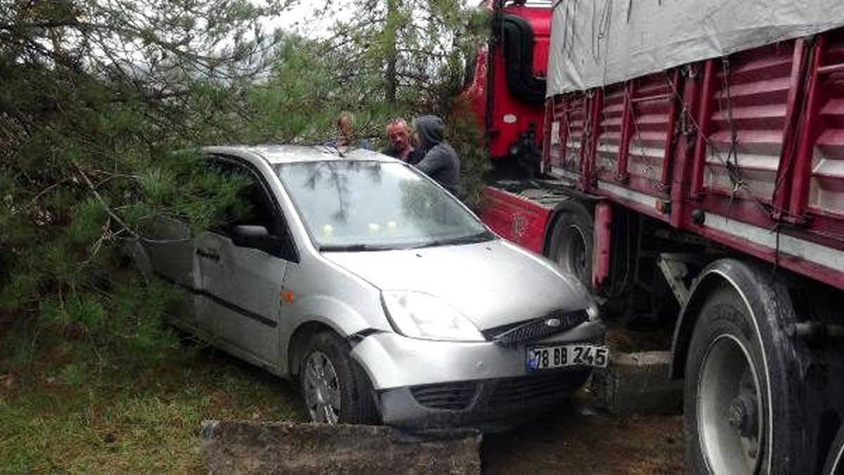 Otomobiline tır çarptı, \'arabamı aynı şekilde isterim\' dedi