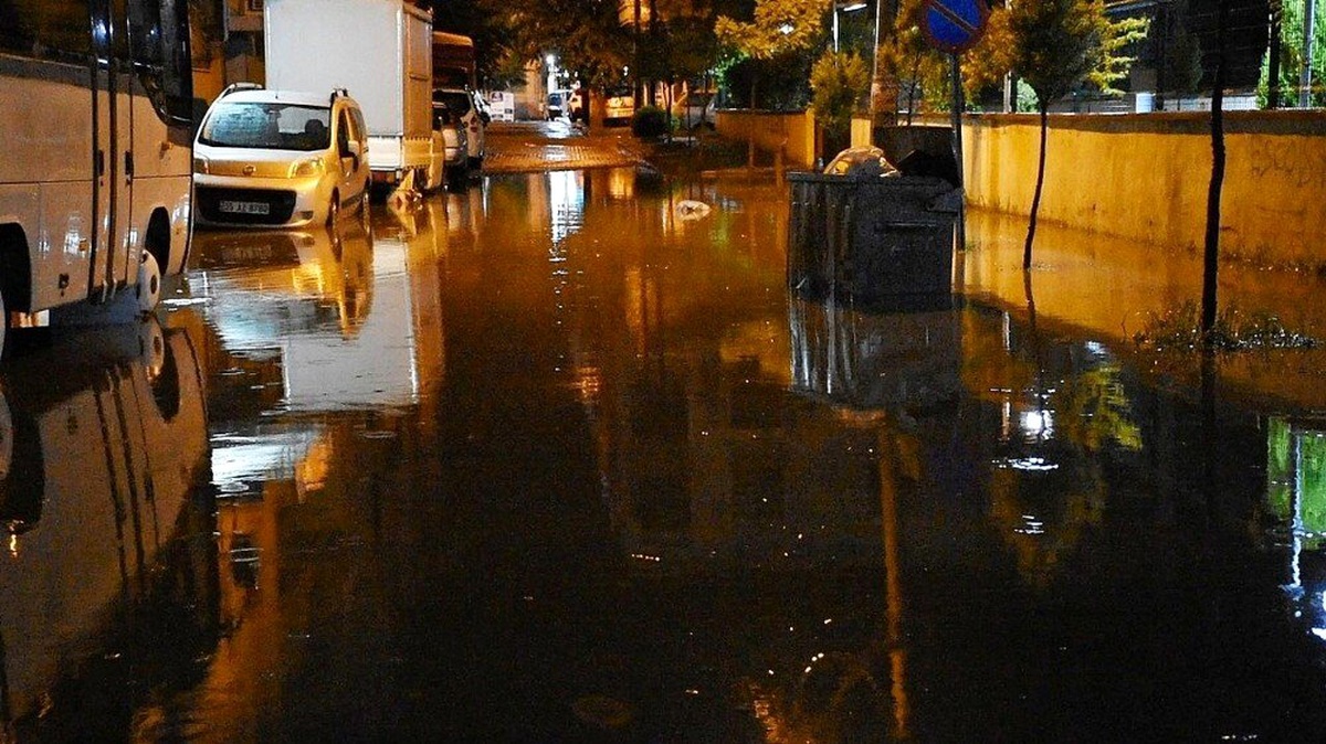 Sağanak ve fırtına Turgutlu\'da etkili oldu