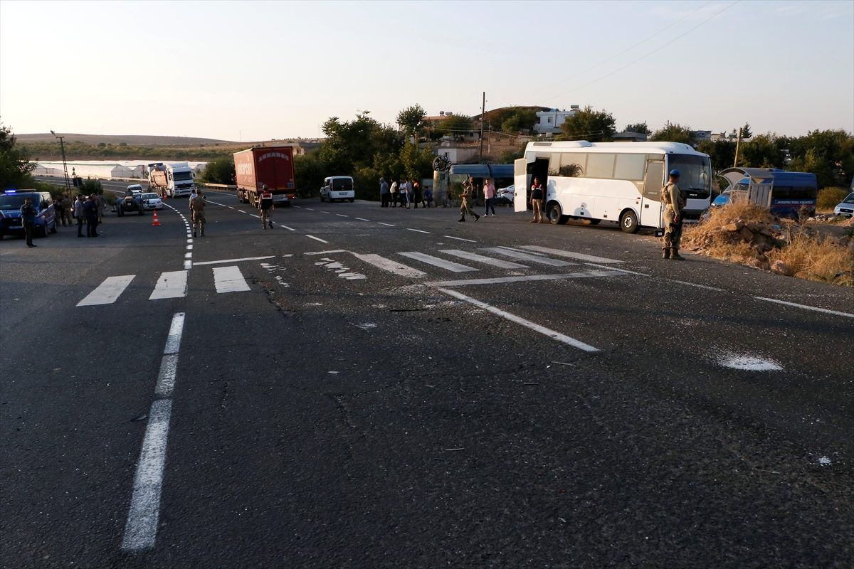 Şanlıurfa\'da askeri midibüs ile tır çarpıştı- Kazada 1 asker şehit oldu, 14 asker...