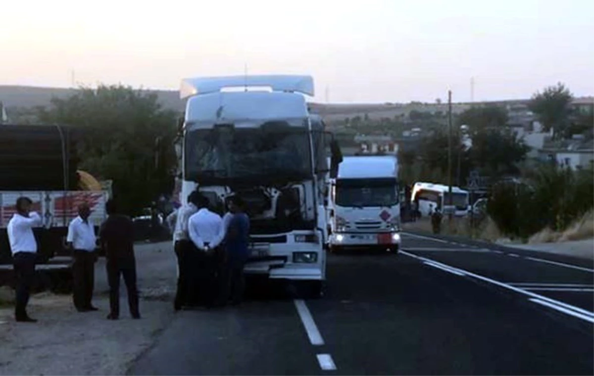 Şanlıurfa\'da askeri otobüs ile tır çarpıştı: 16 asker yaralı
