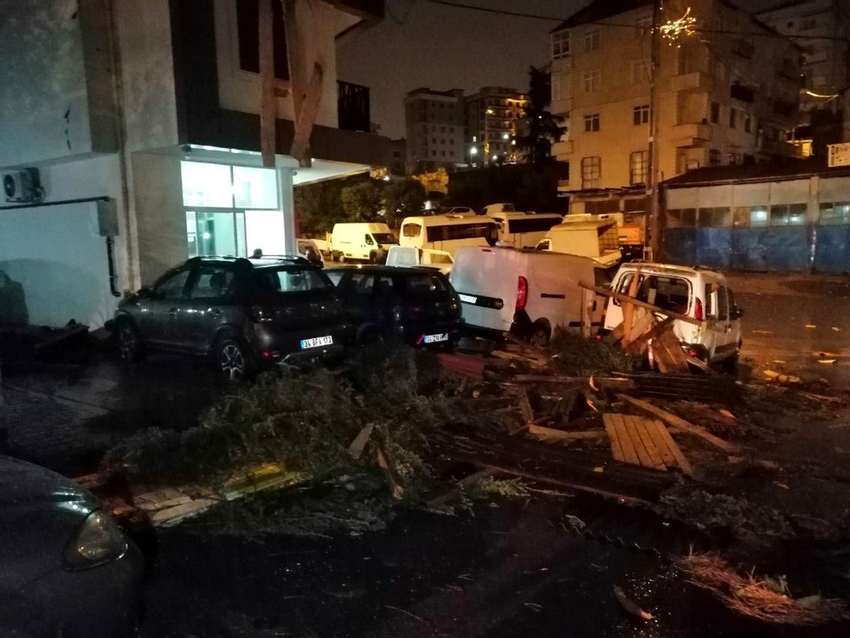 Şiddetli rüzgar sonucu uçan çatı otomobilleri parçaladı