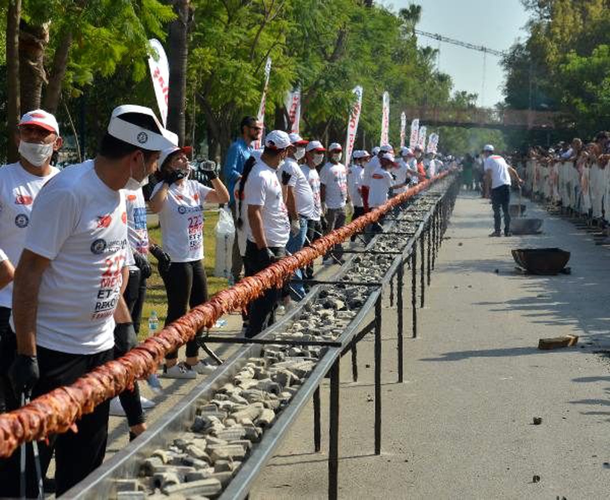 \'Şişte et pişirme\' rekoru 233,6 metre ile adana\'da