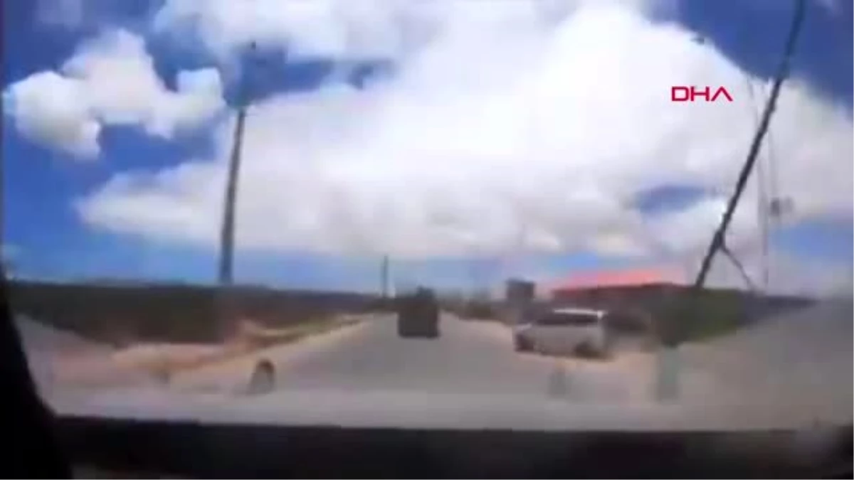 Somali\'de, italyan askeri konvoyuna bombalı saldırı anı kamerada