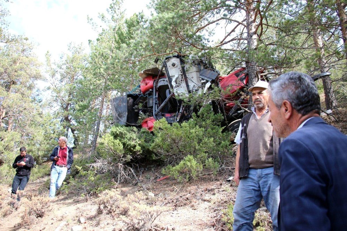 Traktör uçuruma yuvarlandı: 1 ölü