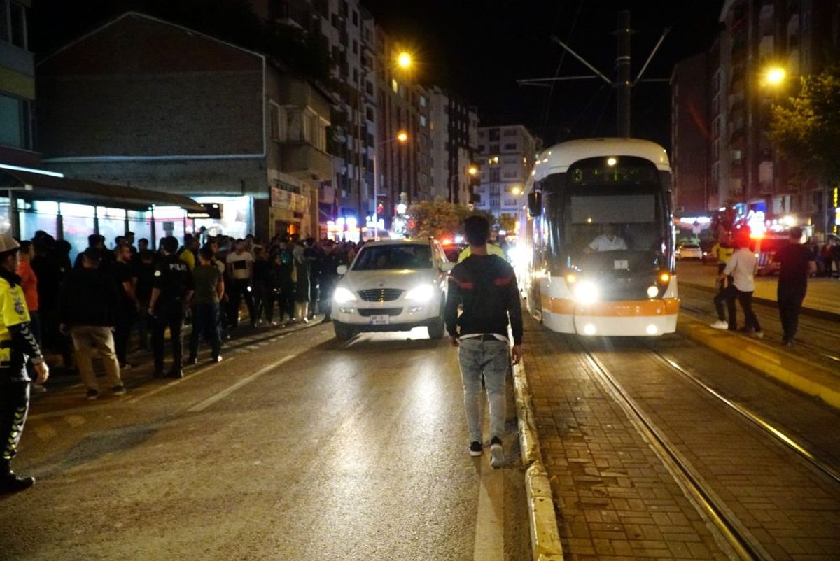 Tramvayın çarptığı genç yaralandı