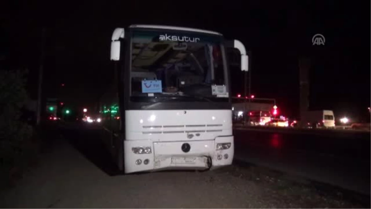 Tur otobüsü otomobile çarptı: 6 yaralı
