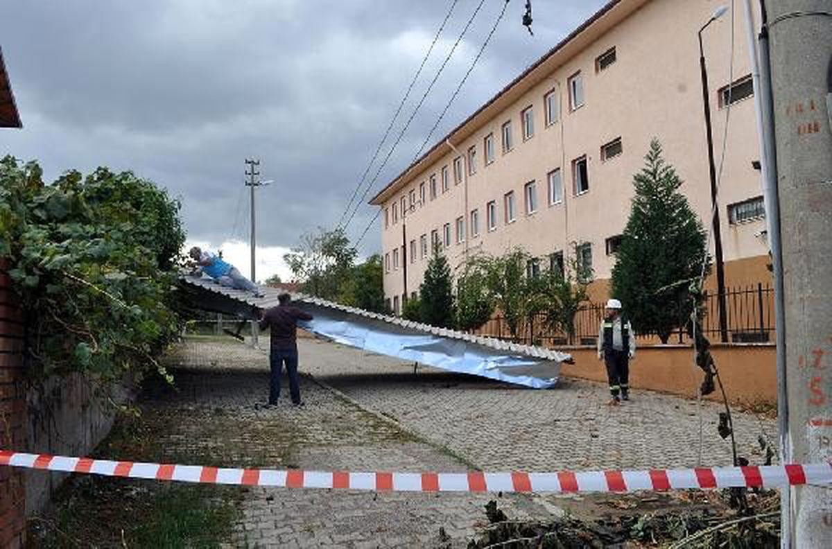 Turgutlu\'da yağmur ve rüzgar hayatı olumsuz etkiledi