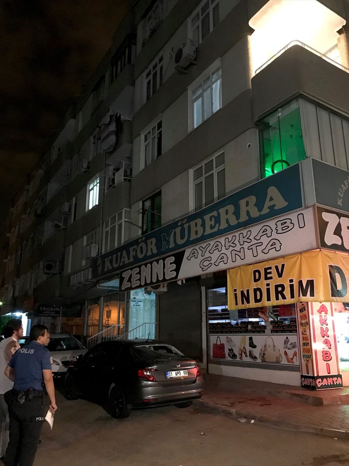 Üçüncü kattan park halindeki otomobilin üzerine düştü