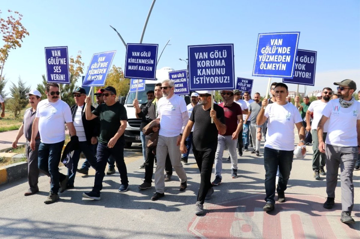 Van Gölü\'nün kirliliğine dikkat çekmek için 500 kilometre yürüdüler