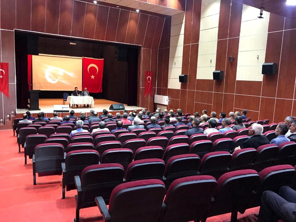 Varto Kaymakamı Ertuğrul Avcı, muhtarlarla bir araya geldi