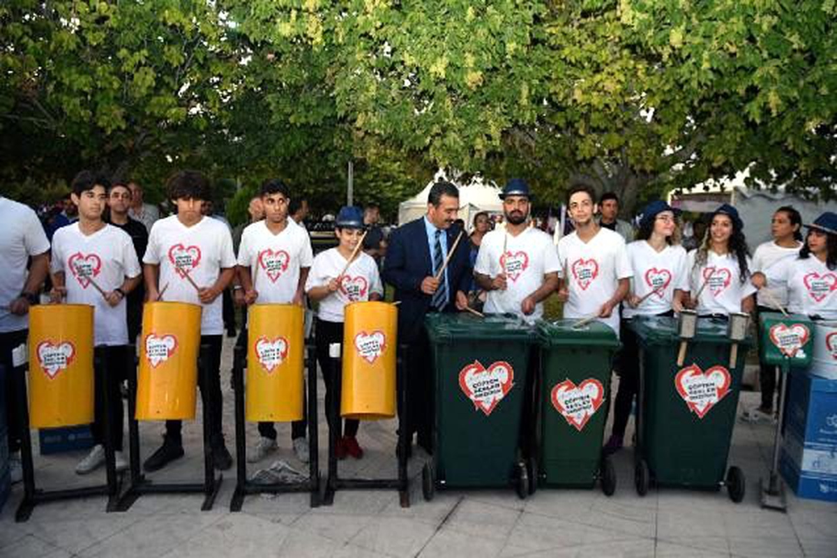 Adana lezzet festivali\'nde \'çöpten sesler orkestrası\' ilgi gördü