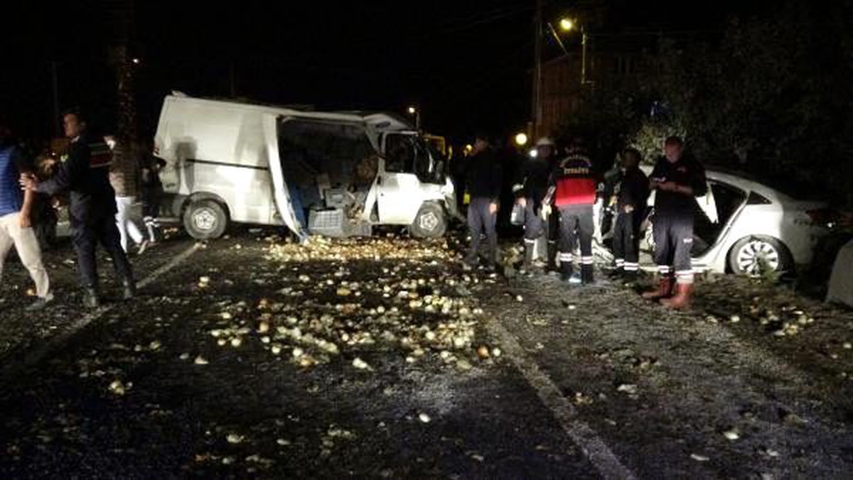 Afyonkarahisar\'da panelvan araç ile otomobil çarpıştı: 1 ölü, 7 yaralı