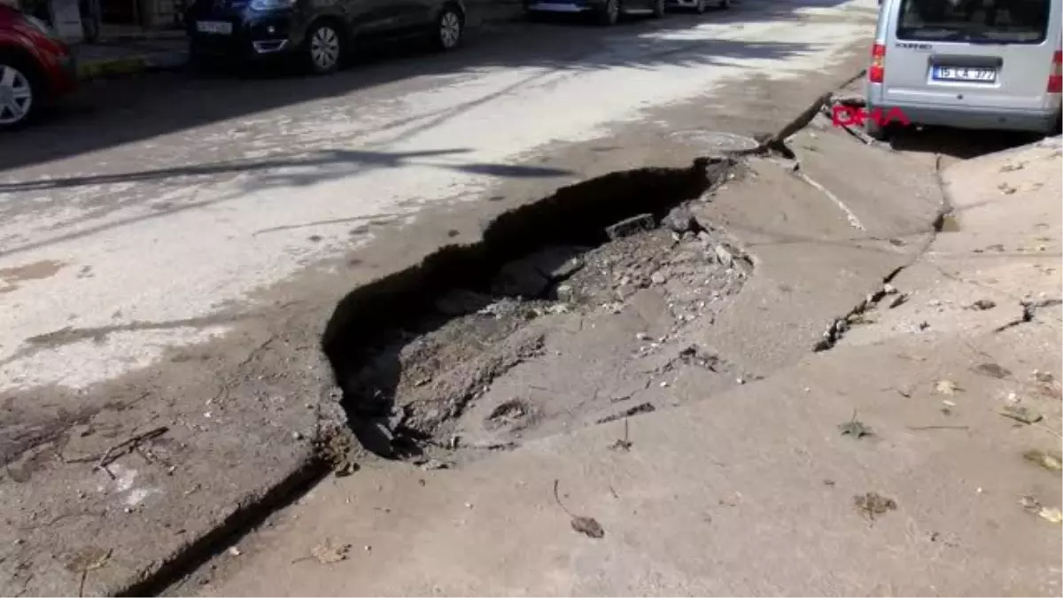 Ataşehir\'de yol çöktü, çukura düşen otomobili vinç çıkardı