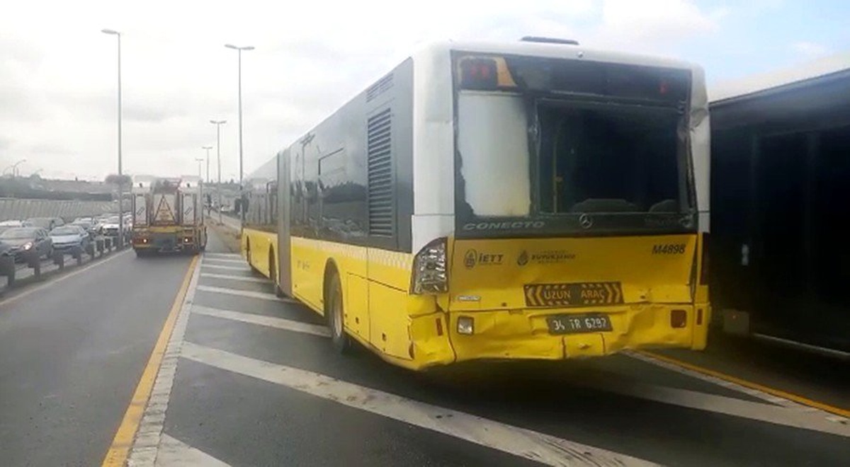 Beyoğlu Halıcıoğlu\'nda metrobüs kazası yaşandı. Kazada yaralı yolcular olduğu belirtildi.