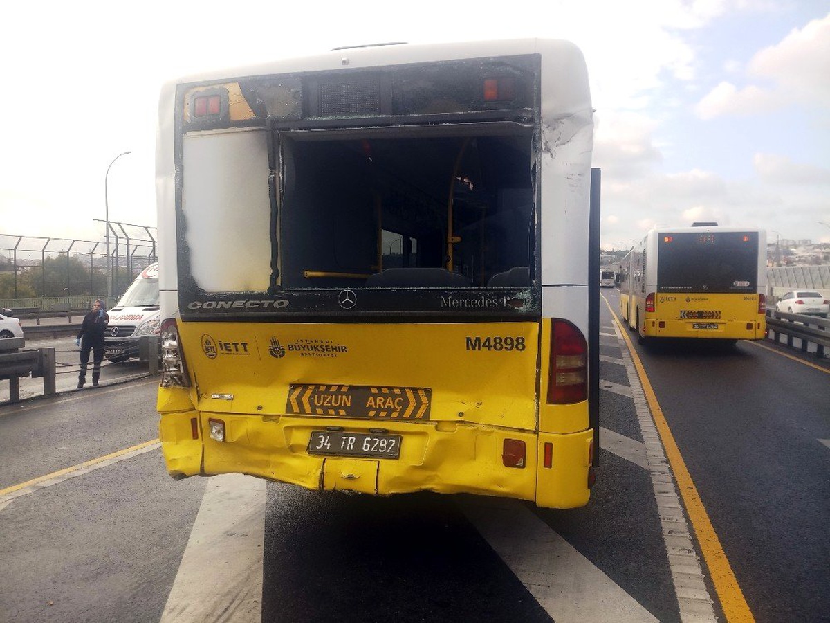 Beyoğlu Halıcıoğlu\'nda metrobüsler çarpıştı: 3 yaralı