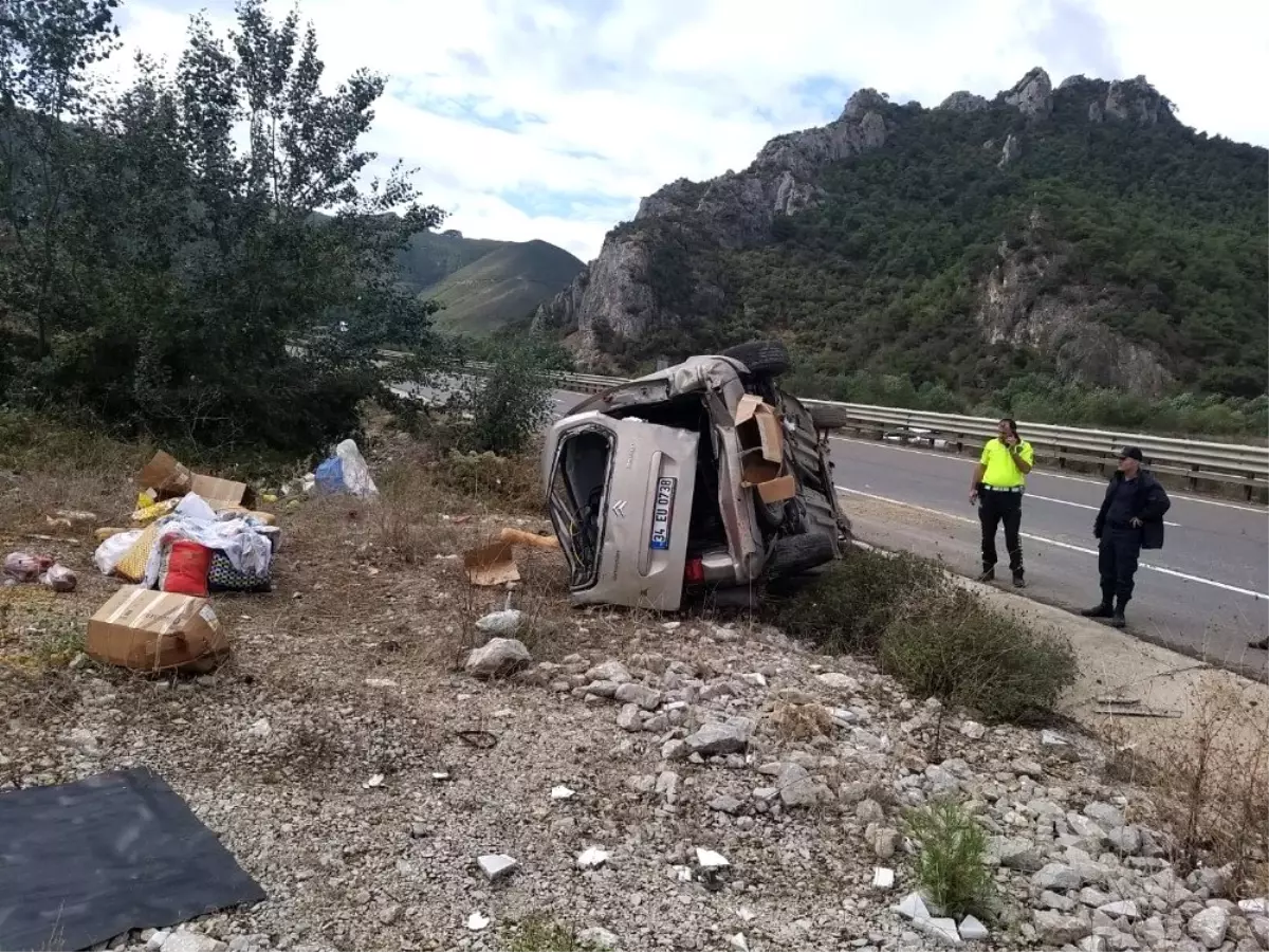 Bilecik\'te kontrolden çıkan araç devrildi: 2 yaralı